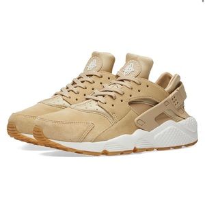 NEW IN BOX NIKE AIR HUARACHE RUN SNEAKERS . Size 6 .
